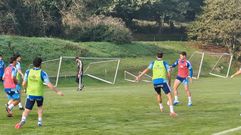 Estanis Pedrola controla el bal�n durante el entrenamiento del Real Oviedo