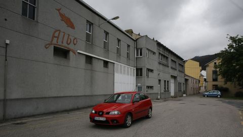 Fábrica de conservas Albo en Celeiro, que cerrará tras el verano