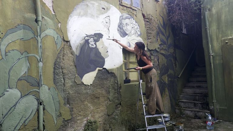 La artista in.enesuka, dando forma a sus Meninas cerca de la plaza de O Cruceiro