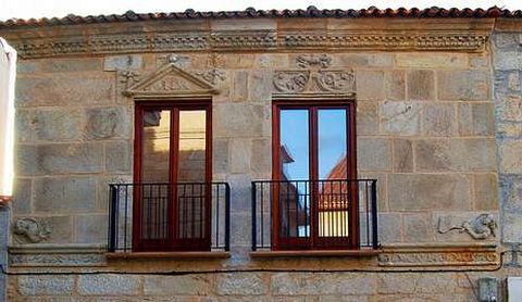 <span lang= es-es >Esplendor en Carril</span>. Una profunda limpieza de la fachada ha permitido resaltar los hermosos ornamentos de la piedra.