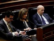 Soria, Bez y Wert, concentrados con sus tabletas, ayer en sus escaos en el Congreso.