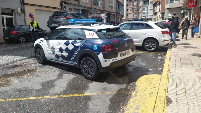 El vehículo subió por la rampa amarilla de carga y descarga del supermercado y chocó contra la pared, donde se encontraba una persona que resultó herida leve.