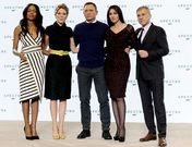Daniel Craig, flanqueado por Naomi Harris, La Seydoux, Monica Bellucci y Waltz. 