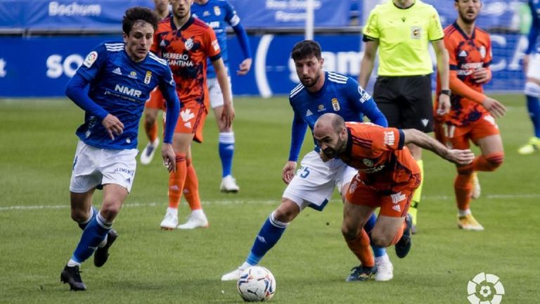 Sangalli y Borja Valle luchan por un balón en el Oviedo-Ponferradina