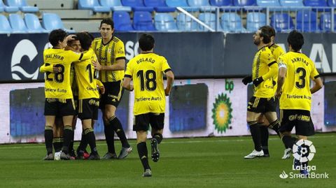 Los jugadores del Oviedo celebran el gol de Nahuel al Mlaga