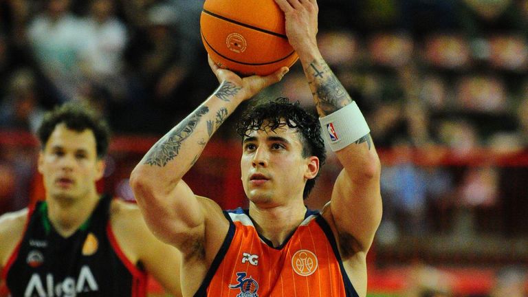 Las mejores imágenes de la victoria del Leyma Básquet Coruña ante el Alega Cantabria