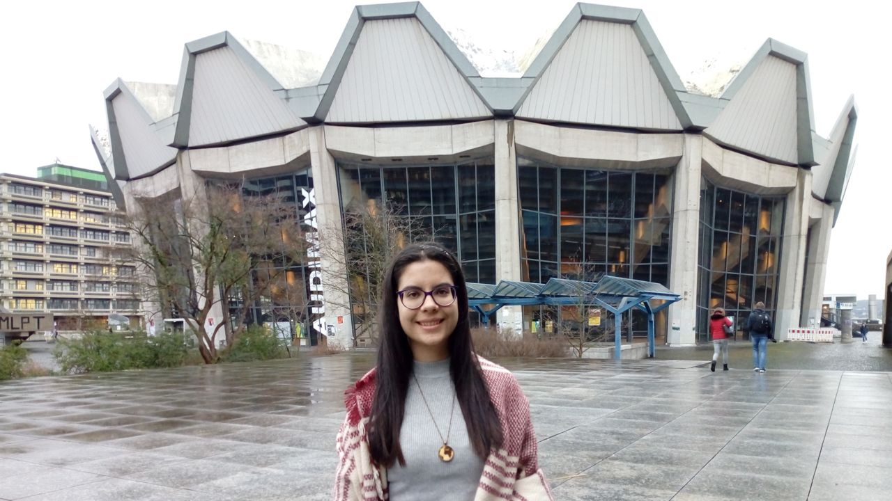 Luc�a Feldhoff, enfrente del Audimax de la Ruhr-Universit�t Bochum