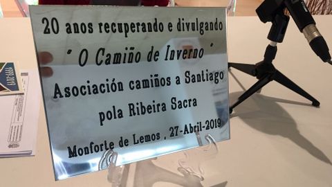 La placa que la asociación intentó sin éxito que se instalase en el tramo urbano del Camino del Invierno