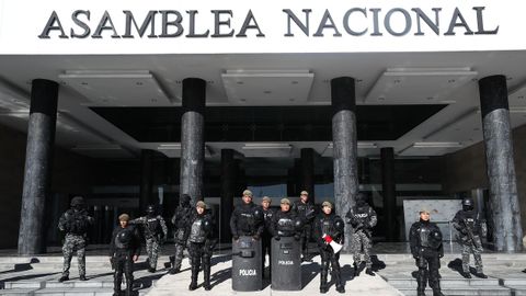 Decenas de militares y policías han cercado la Asamblea Nacional de Ecuador.