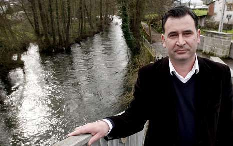 Jos� Antonio Garc�a, en la ribera del r�o Sarria, que cruza una gran parte de la villa.