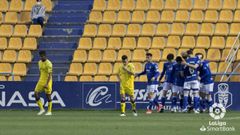 Los jugadores del Oviedo celebran el gol de Leschuk al Alcorcn
