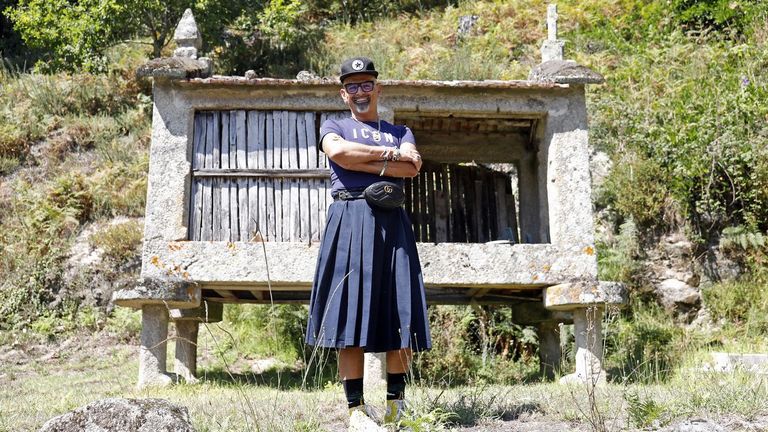 El diseñador Xosé Castro en casa de su amiga y mentora María Moreiras, en Gondomar