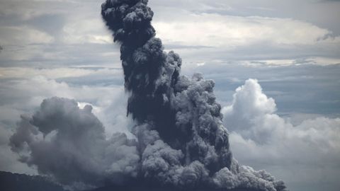 El volcn Anak Krakatau arroja ceniza caliente durante una erupcin, en Indonesia