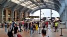 Usuarios del tren en la estación de A Coruña, el día en que entraron en vigor los descuentos, hace un mes.