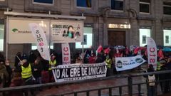 Concentracin de trabajadores de Unicaja contra el ERE en la entidad  
