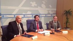 El director de movilidad firma un convenio de transporte metropolitano con el alcalde de negreira y el alcalde de y Rois*+
