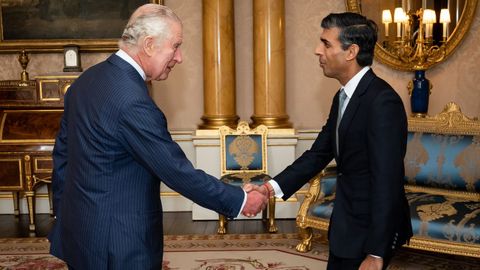 El rey Carlos III saluda a Rishi Sunak en el Palacio de Buckingham