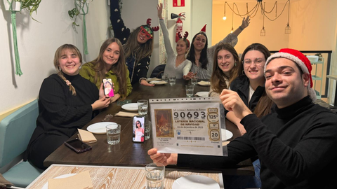 Marina Aramburu, junto con las amigas que repartir� su d�cimo premiado en la Loter�a de Navidad