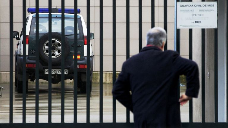 Hallan en Mos a un hombre apaleado y enrollado en una alfombra