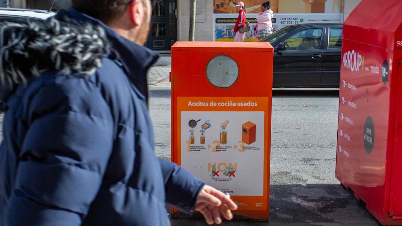 Bajo nivel del embalse de Guitiriz.Contenedor de aceite dom�stico usado en la calle Eduardo Pondal, en el centro de Pontevedra