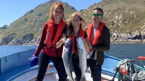 Imagen de archivo de turistas disfrutando de la experiencia de ser pescadores por un día en Galicia