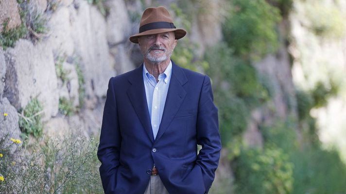 El escritor y acadmico Arturo Prez-Reverte, este martes en A Corua, donde firm unos 200 ejemplares de su novela-enigma El problema final.