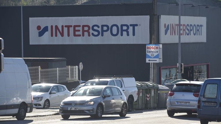Intersport anuncia el cierre de tiendas y naves comerciales en Galicia y desata el furor al liquidar existencias: «Está siendo de locos»