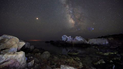 La Vía Láctea desde una playa en la isla de Cerdeña, Italia