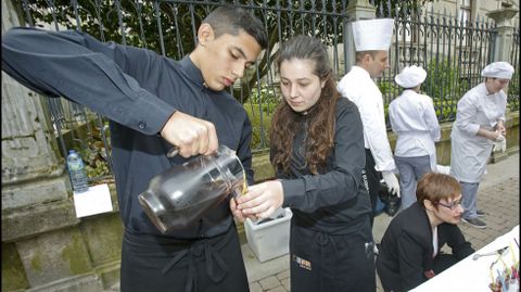 Degustacin de productos elaborados con camelias por los alumnos del Carlos Oroza.