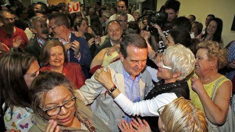 El PSOE gana en Vigo 22.000 votos y logra 17 ediles, por lo que gobernar en solitario. 