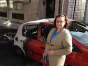 �ngeles L�pez ante el coche calcinado por la huelga general