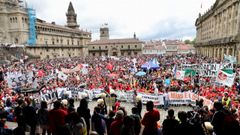 Una riada humana protesta en Santiago contra la mina de Touro