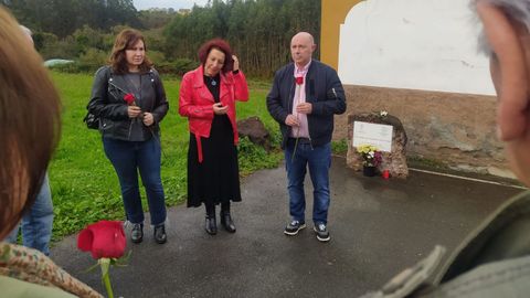El homenaje de hace unos días ante la fosa común del cementerio de La Caridad donde están enterradas las tres hermanas Ferrer
