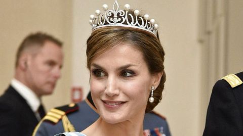 La tiara, de oro blanco, lleva engarzados cuatrocientos cincuenta diamantes talla brillante y cinco pares de perlas australianas.