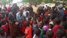 Mariño, en el centro de amarillo, rodeado de niños y adultos en el poblado de Kangbor, Sierra Leona. 