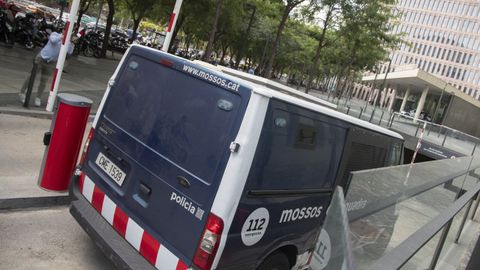 Un furgn de los Mossos dEsquadra llega a la Ciudad de la Justicia de Barcelona. Segn el PP, el traspaso en inmigracin a Catalua supondra convertir a los Mossos en una polica nacional, porque van a participar en el control de fronteras