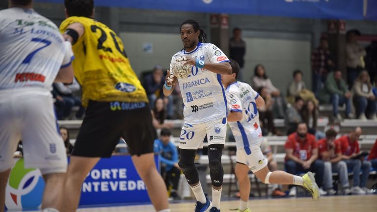 Triunfo de infarto del Cisne para afianzar la permanencia (30-29)