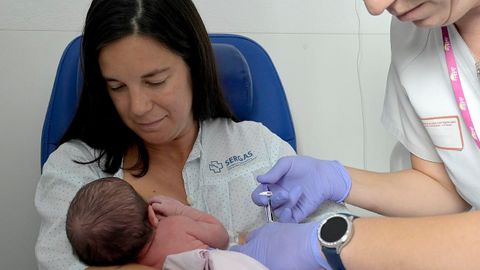 Lía, la primera niña vacunada contra la bronquiolitis en el Chuac