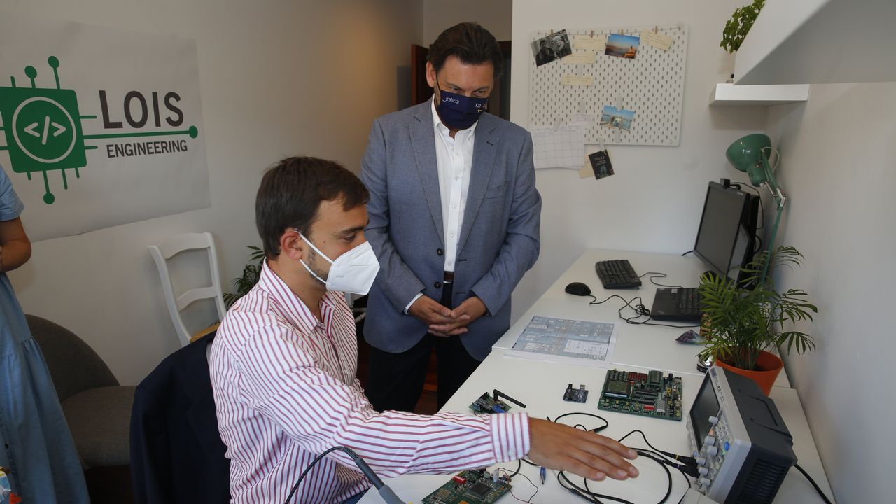 Ana Cambn na sala de control na que traballa