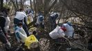 Colectivos asturianos limpiando la basura en las zonas aledaas a un ro
