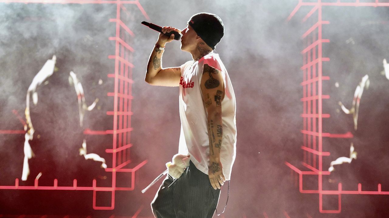 Domingo das Mozas en Lugo por San Froiln.En la imagen, una sesin de yoga de Ashtanga Corua en la costa de Ferrol