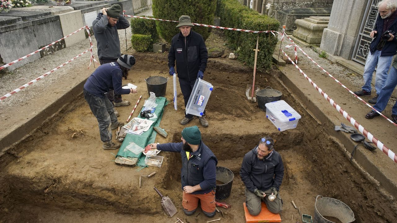 Fernando Serrulla, responsable de la Unidad de Antropología Forense del Imelga, en la excavación para encontrar los cadáveres de siete asturianos fusilados.María Díaz Fidalgo, alcaldesa de Yernes y Tameza