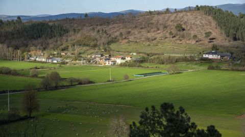 Una vista de la aldea de Camporro desde el castro de A Parte