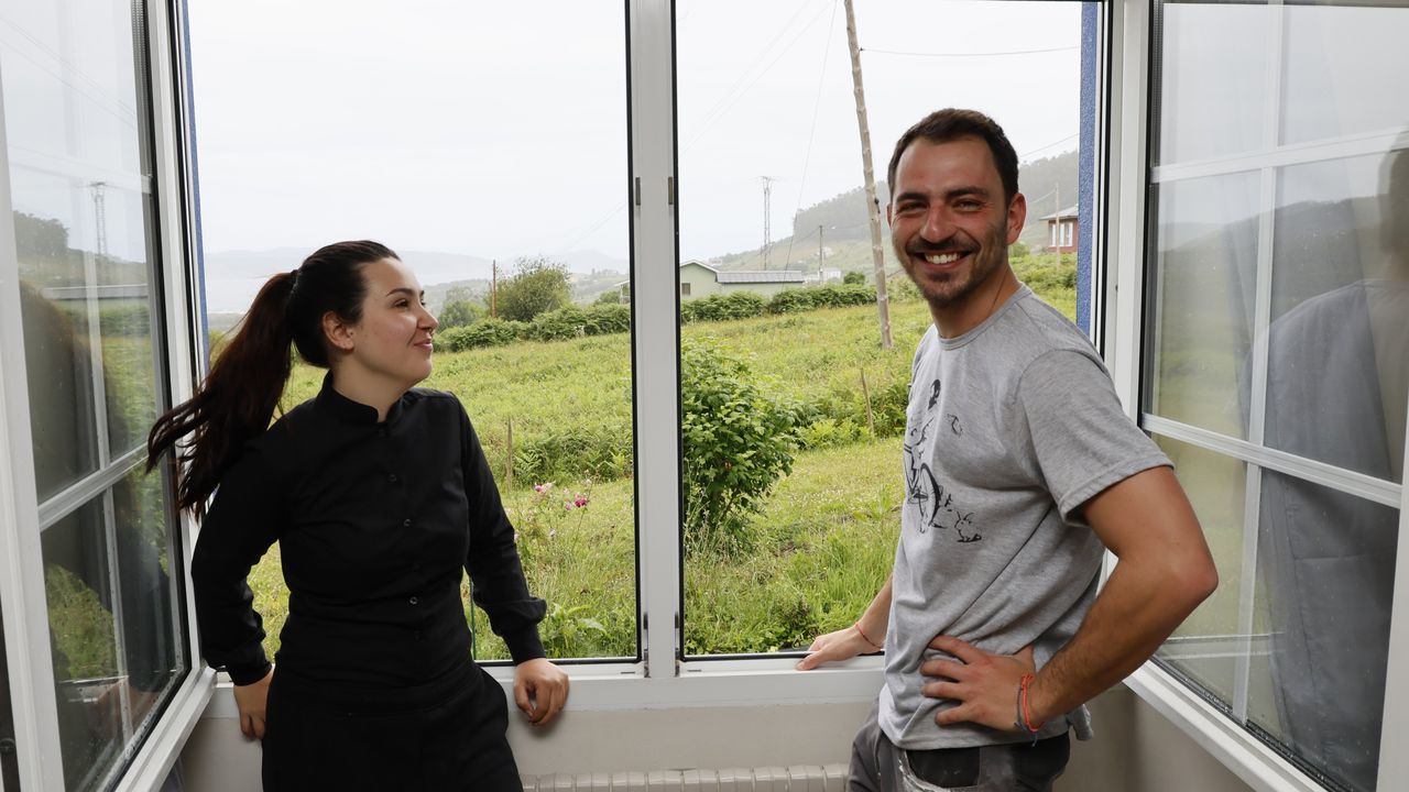 David Esquenazi: �Los propios vecinos narran su historia�.Mariona Gil, catalana nieta de gallegos, y Ariel Grossman, en Os Faroles con la playa de Esteiro al fondo cubierta por la niebla