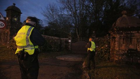 Una patrulla de la Guardia Civil vigilaba en la noche del lunes la entrada al recinto del pazo de Meirs