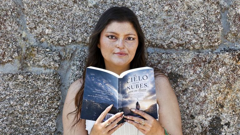 La niña de Salceda que ocultaba las heridas publica un libro sobre su historia