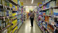 Una mujer comprando en un supermercado, en una imagen de archivo