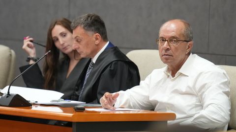 El acusado de matar a su esposa y a su hija en Abanto y Ciérvana durante la primera sesión de su juicio.