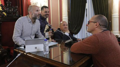 Telmo Ucha conversa con Jácome, en presencia de los otros dos ediles de DO en un pleno del Concello de Ourense
