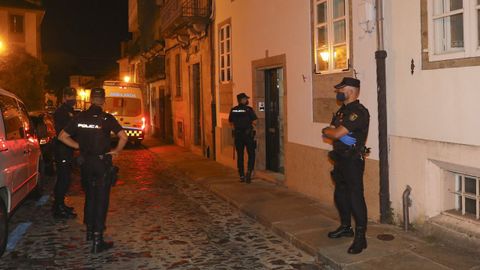 Agentes de la Polica Nacional ante la casa de Santiago en la que mataron al nio